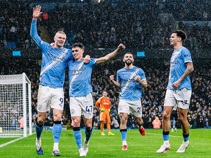 Manchester City surge keeps pressure on Arsenal