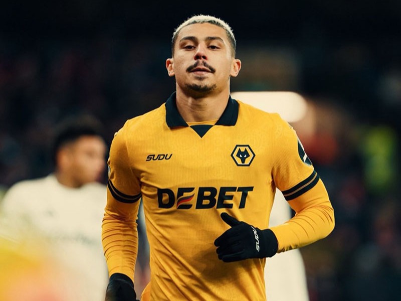 Andre strikes in stoppage time as Wolves stun Liverpool
